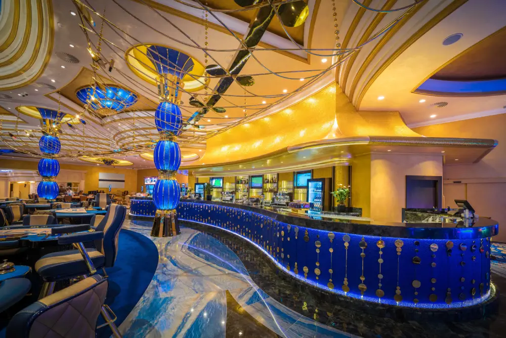 King’s Resort: Spieltische und Bar